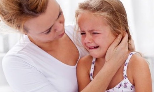 Dạy con bằng chánh niệm: Tại sao nên và làm thế nào để chủ động lắng nghe tiếng khóc của con?